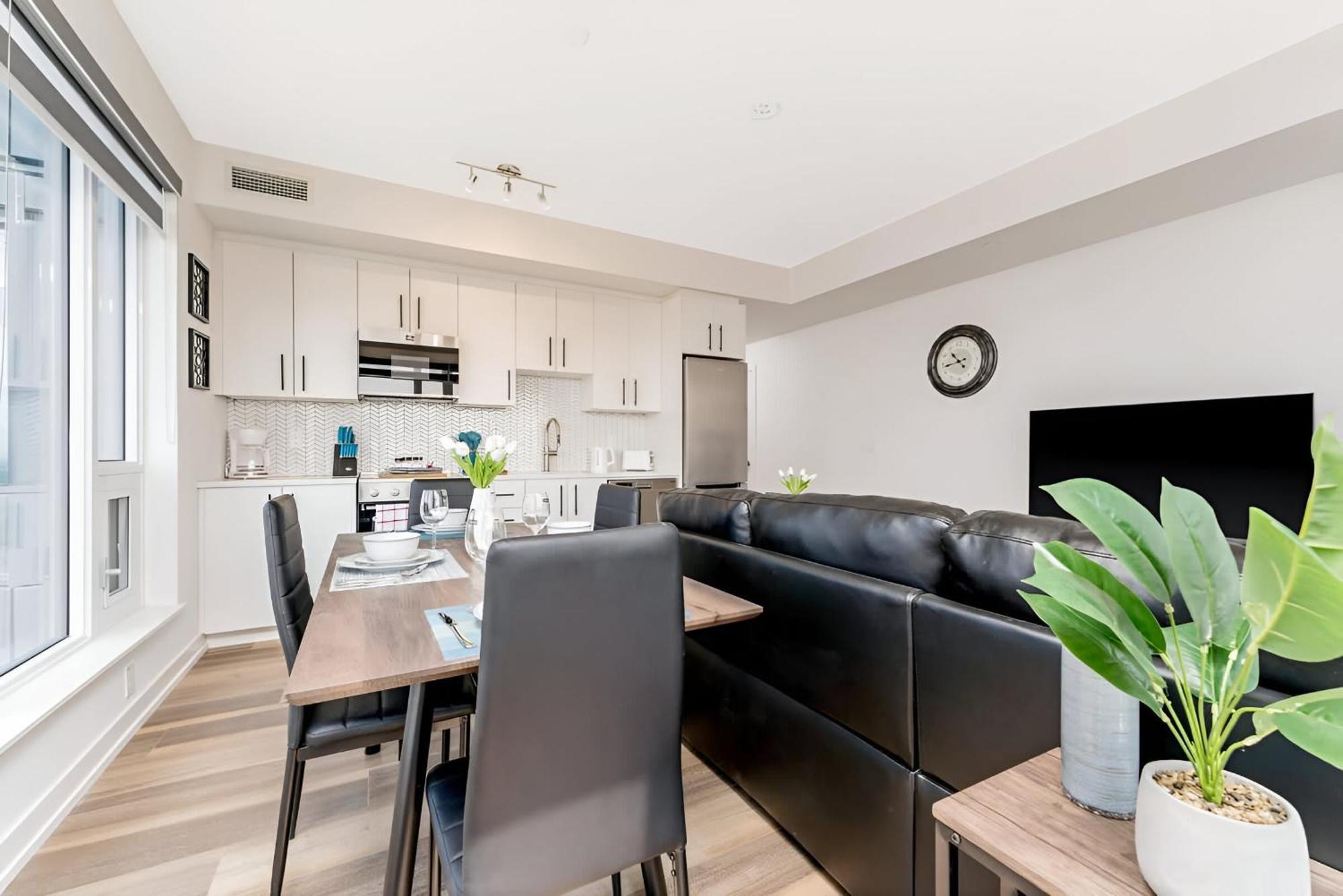 Newly Built Condo With Amazing Views Kitchener Bagian luar foto
